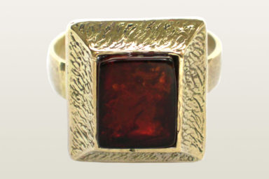 Pierscionek z kamiennym oczkiem z Rynku Podziemnego