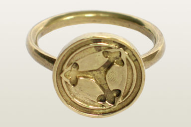 Pierscionek z motywem trzech krzyzy