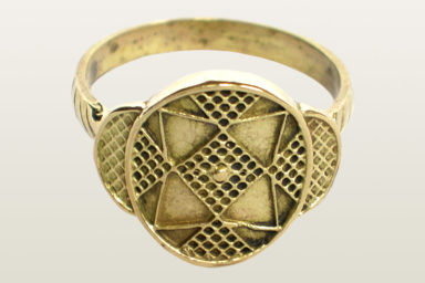 Pierscionek z wzorem geometrycznym