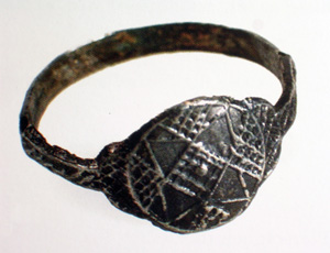 Pierscionek z wzorem geometrycznym