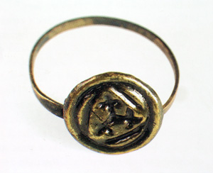 Pierscionek z motywem trzech krzyzy