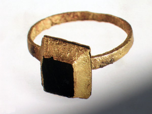 Pierscionek z kamiennym oczkiem z Rynku Podziemnego