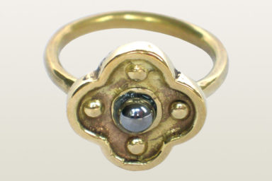 Pierscionek z gotyckim czworolisciem z Rynku Podziemnego