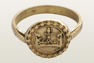 Pierscionek z motywem korony z Rynku Podziemnego