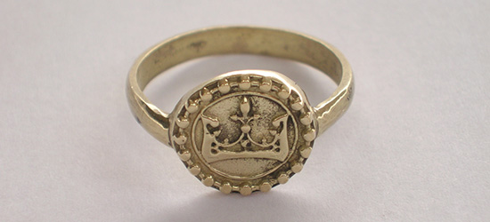 Pierscionek z motywem korony z Rynku Podziemnego