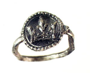 Pierscionek z motywem korony