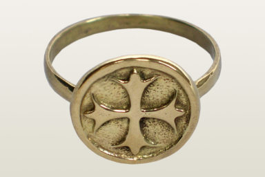 Pierscionek z krzyzem maltanskim