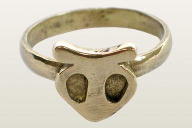 Pierscionek z gotycka litera E