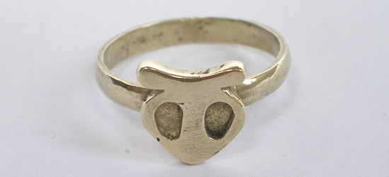 Pierscionek z gotycka litera E