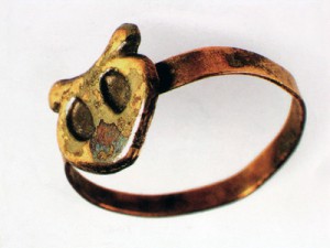 Pierscionek z gotycka litera E - oryginal