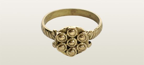 Pierscionek z ornamentem w ksztalcie guzkow z Rynku Podziemnego