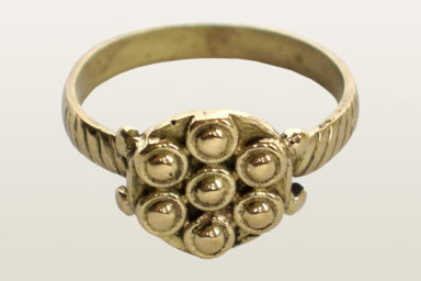 Pierscionek z ornamentem w ksztalcie guzkow z Rynku Podziemnego