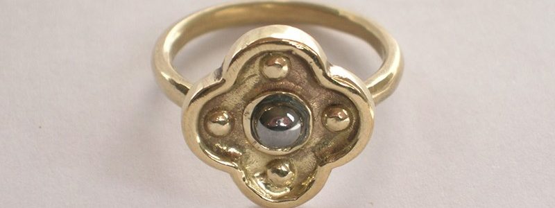 Pierscionek-z-gotyckim-czworolisciem-z-Rynku-Podziemnego1-800x350