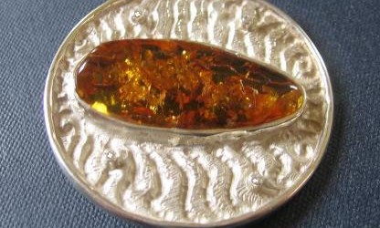 Broszka z bursztynem Muzeart